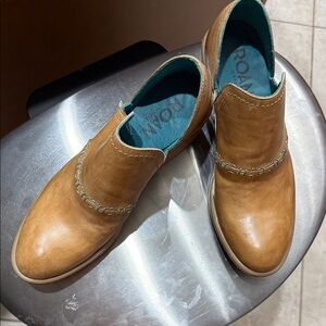 Elegant Tan Leather Mules with Embroidered Detail